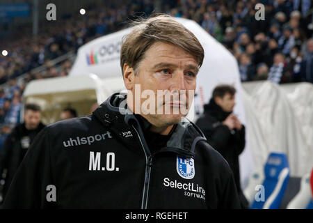 Magdeburg, Allemagne. 29 janvier, 2019. Soccer : 2ème Bundesliga, 19e journée, 1er FC Magdeburg - FC Erzgebirge Aue dans la MDCC-Arena. Magdeburg entraîneur Michael Oenning vient à la hauteur. Credit : Joachim Sielski/dpa-Zentralbild/DPA - NOTE IMPORTANTE : en conformité avec les exigences de la DFL Deutsche Fußball Liga ou la DFB Deutscher Fußball-Bund, il est interdit d'utiliser ou avoir utilisé des photographies prises dans le stade et/ou la correspondance dans la séquence sous forme d'images et/ou vidéo-comme des séquences de photos./dpa/Alamy Live News Banque D'Images