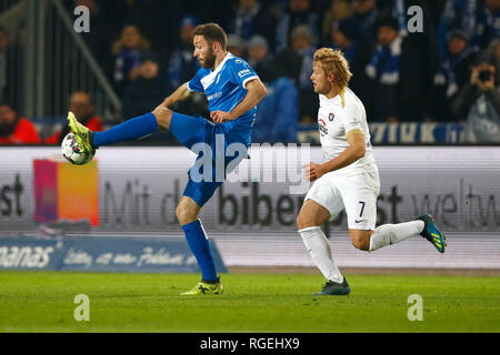 Magdeburg, Allemagne. 29 janvier, 2019. Soccer : 2ème Bundesliga, 19e journée, 1er FC Magdeburg - FC Erzgebirge Aue dans la MDCC-Arena. Le Rico Preissinger Magdebourg (l) précise avant d'UAE Jan Hochscheidt. Credit : Joachim Sielski/dpa-Zentralbild/DPA - NOTE IMPORTANTE : en conformité avec les exigences de la DFL Deutsche Fußball Liga ou la DFB Deutscher Fußball-Bund, il est interdit d'utiliser ou avoir utilisé des photographies prises dans le stade et/ou la correspondance dans la séquence sous forme d'images et/ou vidéo-comme des séquences de photos./dpa/Alamy Live News Banque D'Images