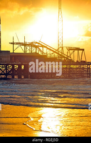 Blackpool, Royaume-Uni. 29 janvier 2019. Un jour de pluie froide qui aboutiront à un coucher de soleil spectaculaire sur une marée montante. Ciel d'orage sur la jetée sud. Kev Walsh/Alamy Live News Banque D'Images