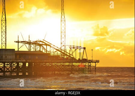 Blackpool, Royaume-Uni. 29 janvier 2019. Un jour de pluie froide qui aboutiront à un coucher de soleil spectaculaire sur une marée montante. Ciel d'orage sur la jetée sud. Kev Walsh/Alamy Live News Banque D'Images