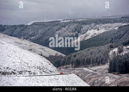 Abergwynfi, dans le sud du Pays de Galles, Royaume-Uni. 29 janvier, 2019. Un automobiliste seul le perfide braves et éloignées UN4107 Cwmavon Valley road près de Abergwynfi dans l'AFAN Forest Park, dans le sud du Pays de Galles cet après-midi que le domaine a été touché par de fortes chutes de neige. Credit : Phil Rees/Alamy Live News Banque D'Images