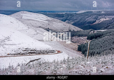 Abergwynfi, dans le sud du Pays de Galles, Royaume-Uni. 29 janvier, 2019. Un automobiliste seul le perfide braves et éloignées UN4107 Cwmavon Valley road près de Abergwynfi dans l'AFAN Forest Park, dans le sud du Pays de Galles cet après-midi que le domaine a été touché par de fortes chutes de neige. Credit : Phil Rees/Alamy Live News Banque D'Images