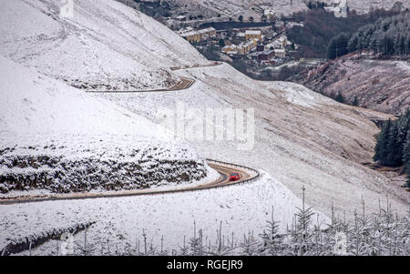 Abergwynfi, dans le sud du Pays de Galles, Royaume-Uni. 29 janvier, 2019. Un automobiliste seul le perfide braves et éloignées UN4107 Cwmavon Valley road près de Abergwynfi dans l'AFAN Forest Park, dans le sud du Pays de Galles cet après-midi que le domaine a été touché par de fortes chutes de neige. Credit : Phil Rees/Alamy Live News Banque D'Images