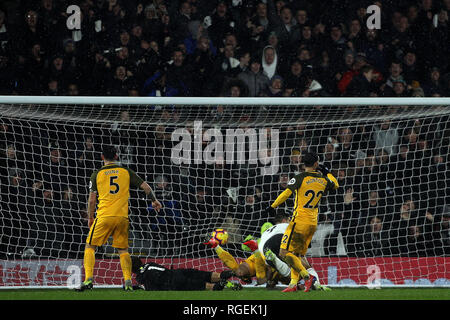 Londres, Royaume-Uni. 29 janvier, 2019. Aleksandr Mitrovic de Fulham (1R) marque son deuxième but de l'équipe. Premier League, Fulham v Brighton & Hove Albion à Craven Cottage, à Londres, le mardi 29 janvier 2019. Cette image ne peut être utilisé qu'à des fins rédactionnelles. Usage éditorial uniquement, licence requise pour un usage commercial. Aucune utilisation de pari, de jeux ou d'un seul club/ligue/dvd publications. pic par Steffan Bowen/Andrew Orchard la photographie de sport/Alamy live news Banque D'Images