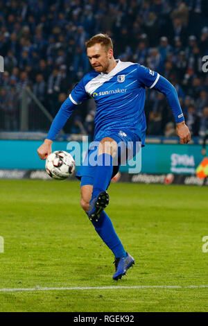 Magdeburg, Allemagne. 29 janvier, 2019. Soccer : 2ème Bundesliga, 19e journée, 1er FC Magdeburg - FC Erzgebirge Aue dans la MDCC-Arena. Magdeburg est Jan Kirchhoff sur la balle. Credit : Joachim Sielski/dpa-Zentralbild/DPA - NOTE IMPORTANTE : en conformité avec les exigences de la DFL Deutsche Fußball Liga ou la DFB Deutscher Fußball-Bund, il est interdit d'utiliser ou avoir utilisé des photographies prises dans le stade et/ou la correspondance dans la séquence sous forme d'images et/ou vidéo-comme des séquences de photos./dpa/Alamy Live News Banque D'Images