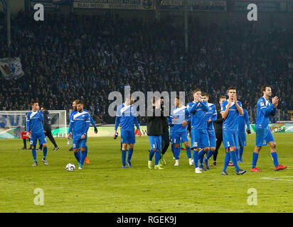 Magdeburg, Allemagne. 29 janvier, 2019. Soccer : 2ème Bundesliga, 19e journée, 1er FC Magdeburg - FC Erzgebirge Aue dans la MDCC-Arena. L'équipe de Magdebourg exulte après la victoire. Credit : Joachim Sielski/dpa-Zentralbild/DPA - NOTE IMPORTANTE : en conformité avec les exigences de la DFL Deutsche Fußball Liga ou la DFB Deutscher Fußball-Bund, il est interdit d'utiliser ou avoir utilisé des photographies prises dans le stade et/ou la correspondance dans la séquence sous forme d'images et/ou vidéo-comme des séquences de photos./dpa/Alamy Live News Banque D'Images