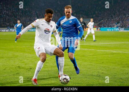 Magdeburg, Allemagne. 29 janvier, 2019. Soccer : 2ème Bundesliga, 19e journée, 1er FC Magdeburg - FC Erzgebirge Aue dans la MDCC-Arena. Uae Emmanuel Iyoha (l) en duel avec Magdeburg's Jan Kirchhoff. Credit : Joachim Sielski/dpa-Zentralbild/DPA - NOTE IMPORTANTE : en conformité avec les exigences de la DFL Deutsche Fußball Liga ou la DFB Deutscher Fußball-Bund, il est interdit d'utiliser ou avoir utilisé des photographies prises dans le stade et/ou la correspondance dans la séquence sous forme d'images et/ou vidéo-comme des séquences de photos./dpa/Alamy Live News Banque D'Images