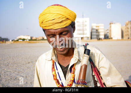 Chit Chat avec charmeur de serpent et ses magnifiques images capturées en mer voir Clifton Beach Karachi Banque D'Images