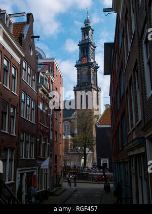 Un clocher de l'église et de l'horloge au centre d'Amsterdam aux Pays-Bas. Banque D'Images