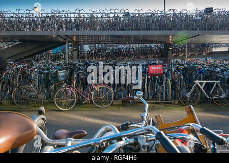 Des centaines de vélos garés dans un parking spécial garage pour vélos près de la gare centrale d'Amsterdam. Banque D'Images