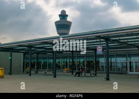 À l'avion d'observation à l'aéroport de Schiphol à Amsterdam aux Pays-Bas. Banque D'Images