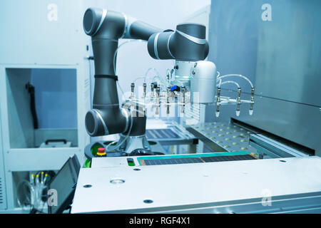 Automatisation de l'assemblage de la machine de carte de circuit imprimé avec le bras robot,Smart factory industrie 4.0 concept. Banque D'Images