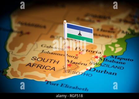 Le Lesotho marqués d'un drapeau sur la carte Banque D'Images