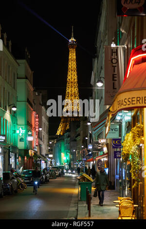 PARIS - 8 NOVEMBRE 2018 : Tour Eiffel illuminée la nuit et avec les gens de la rue et restaurant typique de Paris, France Banque D'Images