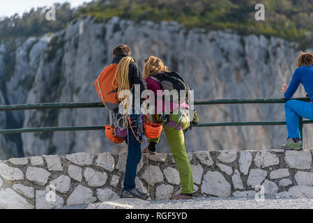 Regarder la falaise grimpeurs Banque D'Images