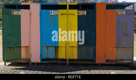 Rusty vêtements colorés la modification des armoires, dans une zone ouverte. Signer tous les quatre : traduction cabine 'Changer'. Banque D'Images