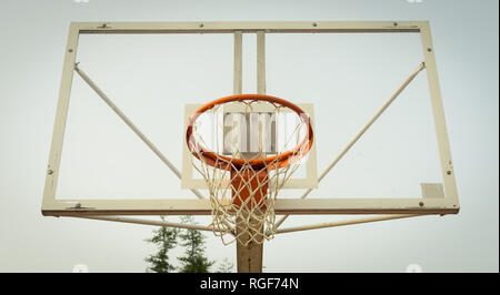 Panier de basket-ball en plein air. Vue depuis l'avant. Basket-ball de rue Banque D'Images