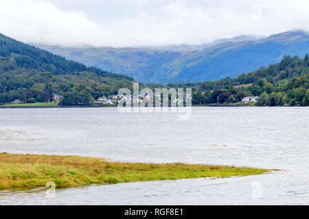 Vue sur le Loch long vers l'Ecosse village Arrochar Banque D'Images