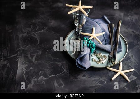 Table d'été blanc avec l'étoile de mer sur fond de béton with copy space Banque D'Images