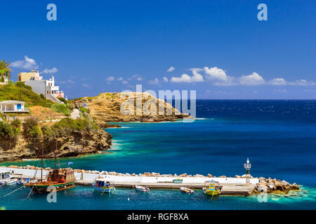Port avec les navires, bateaux et phare. Voir à partir de la falaise sur la baie avec l'architecture de Bali. Destination vacances resort, avec des plages et des eaux de l'océan turquoise, Rethymno, Crète, Grèce Banque D'Images