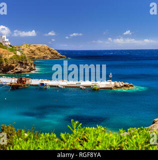 Port avec les navires, bateaux et phare. Voir à partir de la falaise sur la baie avec l'architecture de Bali. Destination vacances resort, avec des plages et des eaux de l'océan turquoise, Rethymno, Crète, Grèce Banque D'Images