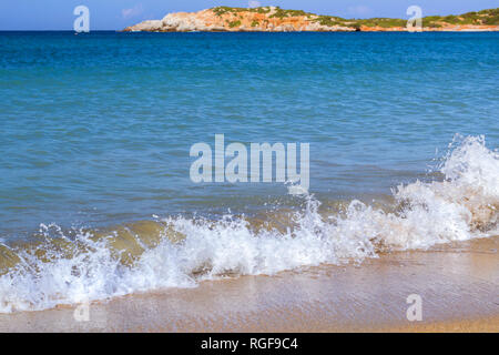 Surfez et vague de mousse des vagues sur une plage de sable. Sunny sandy Livadi Beach dans la baie de la mer de Bali village resort. Les vagues de la mer de sable de la plage déserte. Bali, Rethymno, Crète, Grèce Banque D'Images