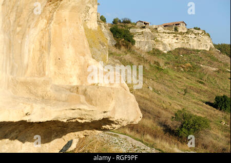 Super Kenassa de XIV siècle et petit Kenassa de XVIII siècle dans la ville-forteresse médiévale (EVPQE Çufut Forteresse Juive) dans la montagne en Crimée Banque D'Images