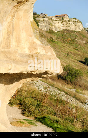 Super Kenassa de XIV siècle et petit Kenassa de XVIII siècle dans la ville-forteresse médiévale (EVPQE Çufut Forteresse Juive) dans la montagne en Crimée Banque D'Images