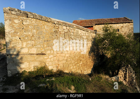 Super Kenassa de XIV siècle et petit Kenassa de XVIII siècle dans la ville-forteresse médiévale (EVPQE Çufut Forteresse Juive) dans la montagne en Crimée Banque D'Images