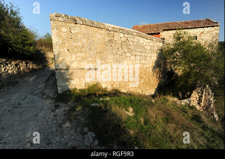 Super Kenassa de XIV siècle et petit Kenassa de XVIII siècle dans la ville-forteresse médiévale (EVPQE Çufut Forteresse Juive) dans la montagne en Crimée Banque D'Images