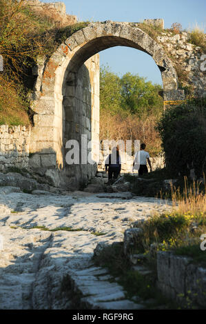 La porte du milieu de la ville-forteresse médiévale Çufut Evpqe (Forteresse Juive) dans les montagnes de Crimée, près de Bakhtchyssaraï dans Chufut-Kale, Crimea, Ukraine. Octobre Banque D'Images