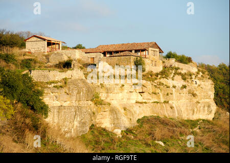 Super Kenassa de XIV siècle et petit Kenassa de XVIII siècle dans la ville-forteresse médiévale (EVPQE Çufut Forteresse Juive) dans la montagne en Crimée Banque D'Images