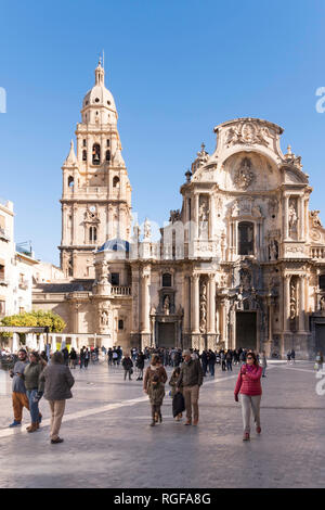 Les gens qui marchent dans la Plaza del Cardenal Belluga avant de Murcia, Espagne, Europe de la cathédrale Banque D'Images