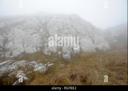 Plateau entre Angar-Burun mountain (1453 m au-dessus du niveau de la mer) et Eklizi-Bourun mountain (1527 m) dans Anharskyy Chatyr-Dag près de massive Pereval (Angars Banque D'Images