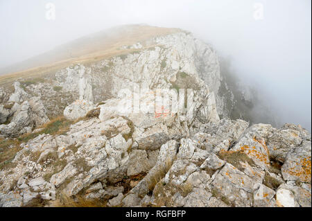 Eklizi-Bourun mountain (1527 m au-dessus du niveau de la mer) dans Anharskyy Chatyr-Dag près de massive Pereval (Angarskyi Pass), Crimée, Ukraine. 3 octobre 2008 © Woj Banque D'Images