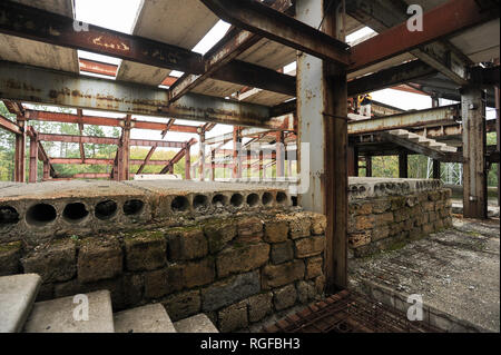 Hôtel turbaza inachevé dans Anharskyy Angarskyi sur Pereval (Col) sur 752 m au-dessus du niveau de la mer, en Crimée, Ukraine. 3 octobre 2008 © Wojciech Strozyk / Ala Banque D'Images