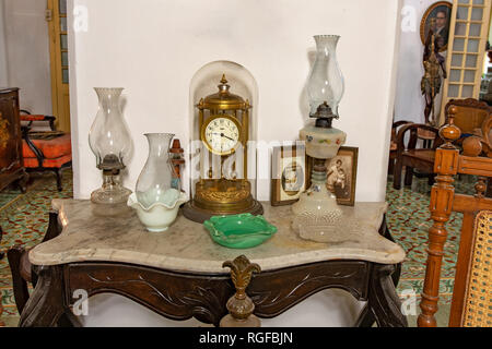 Horloge ancienne sur une petite table dans une maison coloniale Banque D'Images