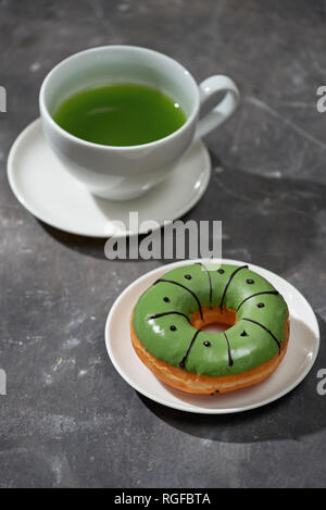 Matcha et chocolat blanc thé matcha latte avec donuts Banque D'Images