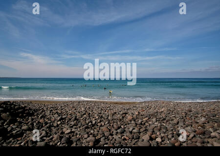 Surfer à Playa de Famara. Banque D'Images