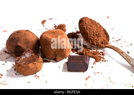 Truffes au chocolat avec la poudre de cacao sur fond blanc Banque D'Images