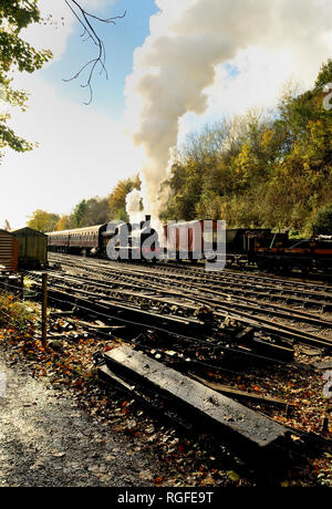 La visite de LA classe J15 n° 7564 quitte la gare de Bitton sur l'Avon Valley Railway, avec un train pour Oldbury, le 2nd novembre 2012. Banque D'Images