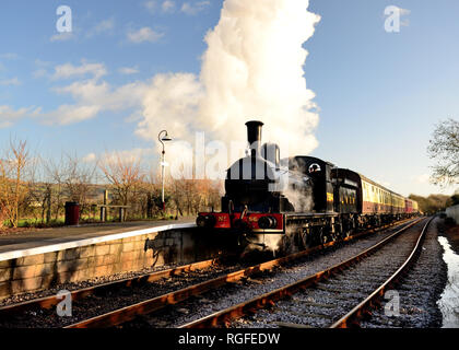 Visiter LNER classe J15 n° 7564 est sur le point de quitter la gare Avon Riverside sur l'Avon Valley Railway avec un train à Bitton, 01.01.2013. Banque D'Images