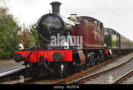 GWR loco n° 5521, vu ici n° L150, double cap avec n° 4270 à la gare Avon Riverside sur l'Avon Valley Railway, 19.10.2014. Banque D'Images