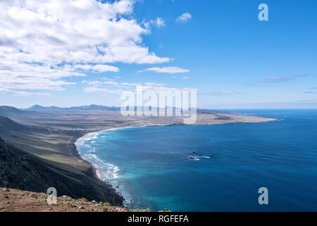 Vue du Mirador Montana Ganada à Caleta de Famara et Playa de Famara. Banque D'Images