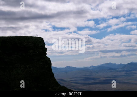 Vue du Mirador del Bosquecillo à une falaise de Risco de Famara avec les gens. Banque D'Images