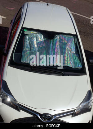 Pare-soleil pare-brise de voiture dans le jour ensoleillé chaud Photo Stock  - Alamy
