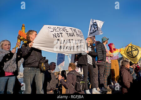 Rébellion Extinction protester contre le changement climatique sur le pont de Westminster 2018 Novembre. Banque D'Images