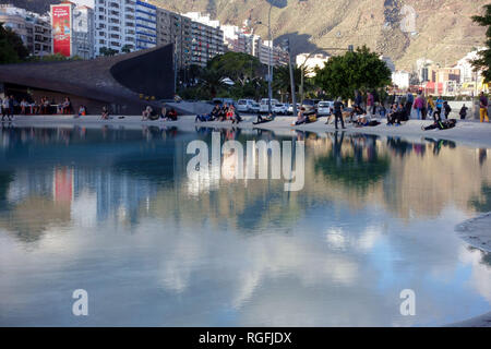 Les gens apprécient la dernière de l'après-midi soleil à côté de El Lago de Plaza Espana à Santa Cruz de Tenerife, Îles de Canaries, Espagne Banque D'Images