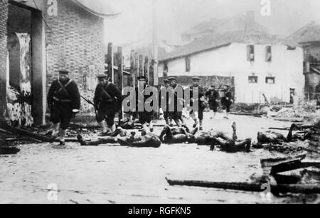 L'Asie, la Chine, les troupes de marins japonais passant à travers un village bombardé Shanghai, 1937 Banque D'Images