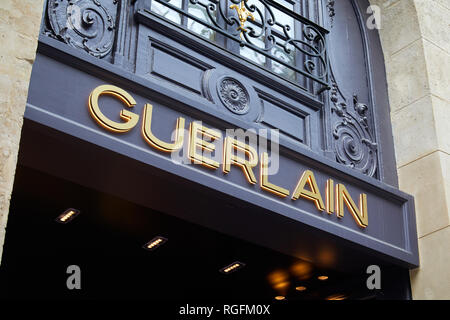 PARIS, FRANCE - 07 juillet 2018 : Guerlain store avec lettre d'or signer à Paris et l'ancienne façade de l'immeuble Banque D'Images